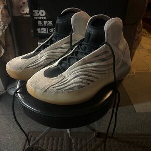 YZY QUANTUM SNEAKERS SIZE 12